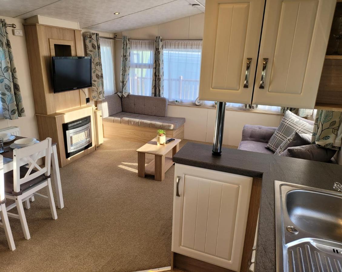 Lovely Static Caravan At Billing Aquadrome